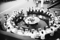 Image of sheet 19960290 photo 2: Figur Skulptur Alis Guggenheim Inv. Nr. 53
Betrieb in der Börse Zürich 1996 schweiz

View from the visitors' gallery on the rings in the former Zurich stock exchange

Per chi suona la sirena;  una giornata di lavoro in Svizzera EDIZIONI CASAGRANDE

Jour ouvrable: Une journée dans le monde du travail en Suisse EDITIONS D’EN BAS

Schichtwechsel: Ein Tag in der Arbeitswelt der Schweiz
ROTPUNKTVERLAG