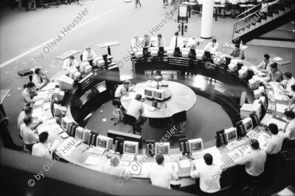 Image of sheet 19960290 photo 2: Figur Skulptur Alis Guggenheim Inv. Nr. 53
Betrieb in der Börse Zürich 1996 schweiz

View from the visitors' gallery on the rings in the former Zurich stock exchange

Per chi suona la sirena;  una giornata di lavoro in Svizzera EDIZIONI CASAGRANDE

Jour ouvrable: Une journée dans le monde du travail en Suisse EDITIONS D’EN BAS

Schichtwechsel: Ein Tag in der Arbeitswelt der Schweiz
ROTPUNKTVERLAG