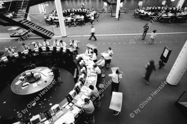 Image of sheet 19960290 photo 35: Figur Skulptur Alis Guggenheim Inv. Nr. 53
Betrieb in der Börse Zürich 1996 schweiz

View from the visitors' gallery on the rings in the former Zurich stock exchange

Per chi suona la sirena;  una giornata di lavoro in Svizzera EDIZIONI CASAGRANDE

Jour ouvrable: Une journée dans le monde du travail en Suisse EDITIONS D’EN BAS

Schichtwechsel: Ein Tag in der Arbeitswelt der Schweiz
ROTPUNKTVERLAG