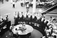 Image of sheet 19960290 photo 5: Figur Skulptur Alis Guggenheim Inv. Nr. 53
Betrieb in der Börse Zürich 1996 schweiz

View from the visitors' gallery on the rings in the former Zurich stock exchange

Per chi suona la sirena;  una giornata di lavoro in Svizzera EDIZIONI CASAGRANDE

Jour ouvrable: Une journée dans le monde du travail en Suisse EDITIONS D’EN BAS

Schichtwechsel: Ein Tag in der Arbeitswelt der Schweiz
ROTPUNKTVERLAG