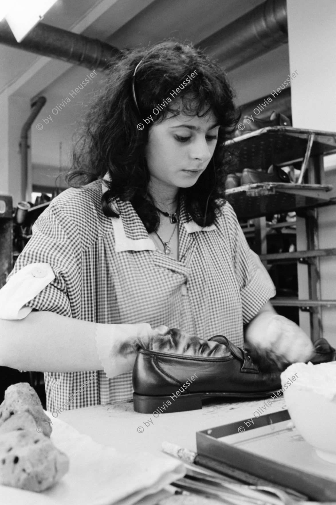 Image of sheet 19960330 photo 18: Schuhfabrik Bally Stabio Kanton Tessin Svizzera
Canton Ticino Switzerland 1996
Schichtwechsel
woman work shoes shoefabric swiss 
AEHMO √ © 1996, Olivia Heussler