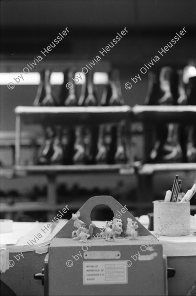 Image of sheet 19960330 photo 31: Schuhfabrik Bally Stabio Kanton Tessin Svizzera
Canton Ticino Switzerland 1996
women work shoes shoefabric
AEHMO √ © 1996, Olivia Heussler