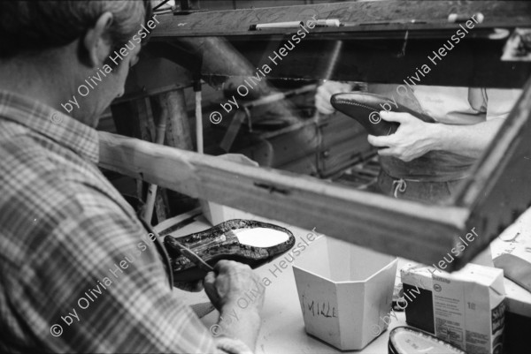 Image of sheet 19960340 photo 17: Arbeit am Fliessband. Schuhfabrik Bally, Stabio, Schweiz. 05.96