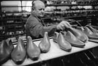 Image of sheet 19960340 photo 25: Arbeit am Fliessband. Schuhfabrik Bally, Stabio, Schweiz. 05.96