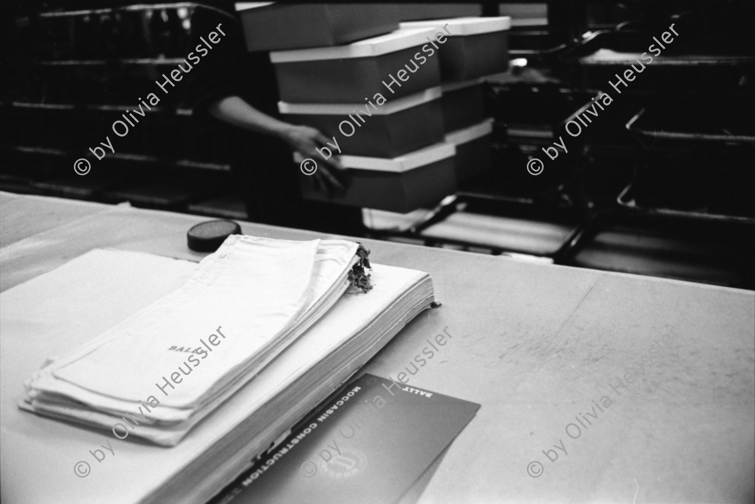 Image of sheet 19960340 photo 28: Arbeit am Fliessband. Schuhfabrik Bally, Stabio, Schweiz. 05.96