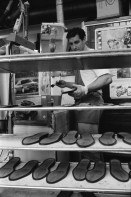 Image of sheet 19960340 photo 3: Arbeit am Fliessband. Schuhfabrik Bally, Stabio, Schweiz. 05.96