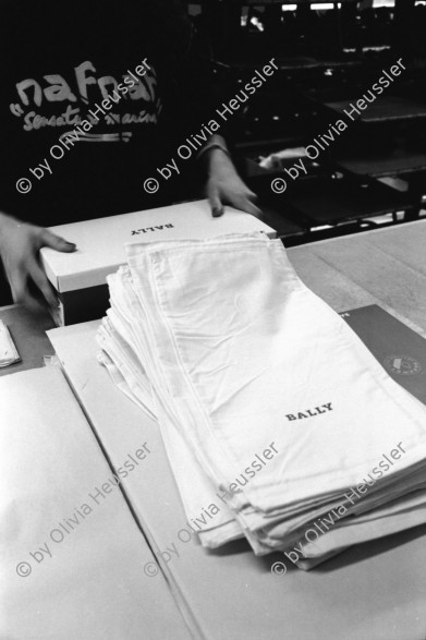 Image of sheet 19960340 photo 33: Arbeit am Fliessband. Schuhfabrik Bally, Stabio, Schweiz. 05.96