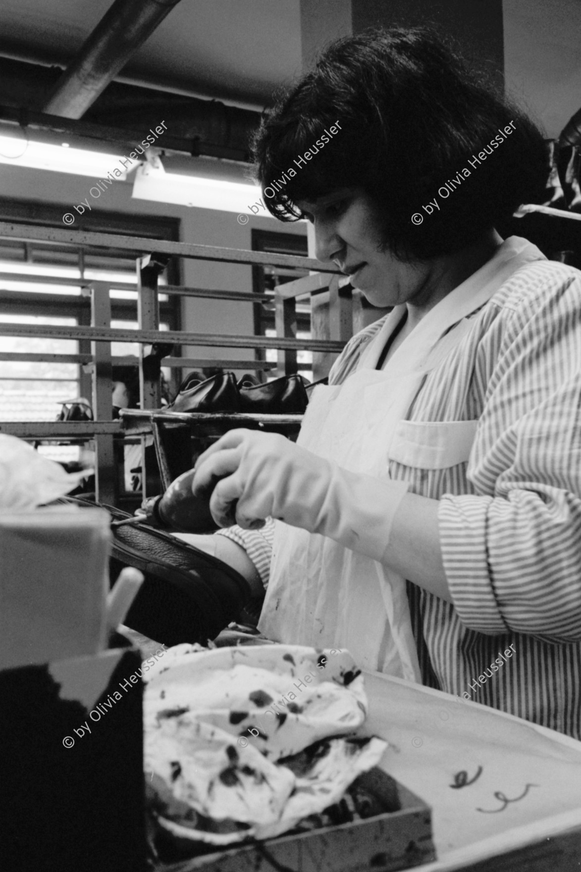 Image of sheet 19960340 photo 35: Arbeit am Fliessband. Schuhfabrik Bally, Stabio, Schweiz. 05.96
Schichtwechsel

Schuhfabrik Bally Stabio Kanton Tessin Svizzera
Canton Ticino Switzerland 1996 © 1996, Olivia Heussler
woman work shoes shoefabric
AEHMO √