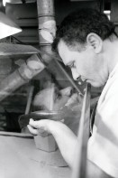 Image of sheet 19960340 photo 8: Arbeit am Fliessband. Schuhfabrik Bally, Stabio, Schweiz EDIZIONI CASAGRANDE Jour ouvrable: Une journée dans le monde du travail en Suisse EDITIONS D’EN BAS Schichtwechsel: Ein Tag in der Arbeitswelt der Schweiz ROTPUNKTVERLAG S.93