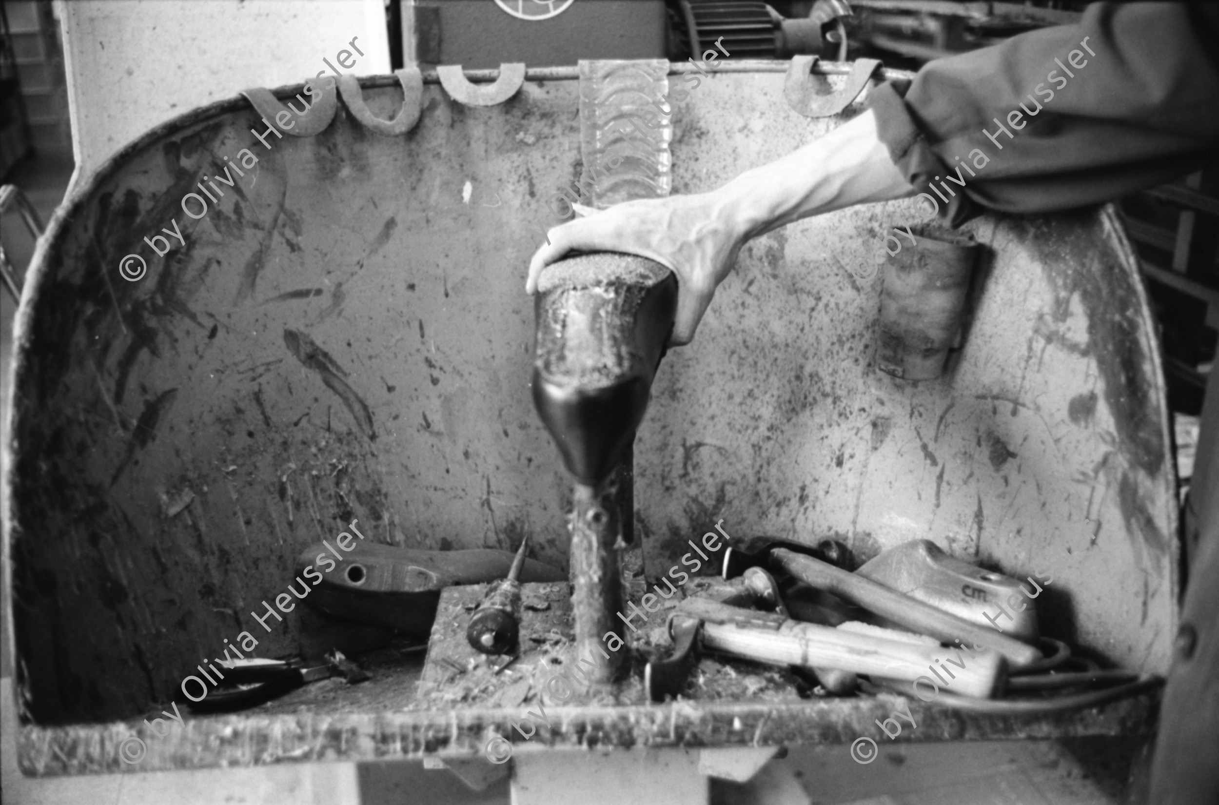 Image of sheet 19960350 photo 24: Worker in a shoe factory when polishing shoes