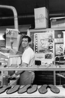 Image of sheet 19960350 photo 37: Schuhe leimen
Worker in a shoe factory when polishing shoes
Shoes glue on an assembly line. Bally shoe factory
Switzerland Swiss shoe industry Bally shoes Canton Ticino

Out of:
Per chi suona la sirena;  una giornata di lavoro in Svizzera EDIZIONI CASAGRANDE

Jour ouvrable: Une journée dans le monde du travail en Suisse EDITIONS D’EN BAS

Schichtwechsel: Ein Tag in der Arbeitswelt der Schweiz
ROTPUNKTVERLAG S.91