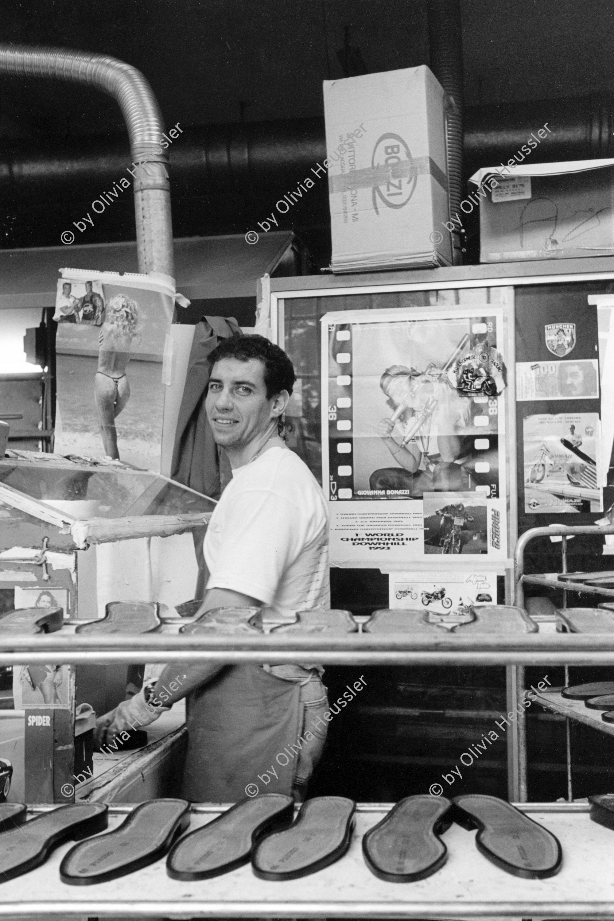 Image of sheet 19960350 photo 37: Schuhe leimen
Worker in a shoe factory when polishing shoes
Shoes glue on an assembly line. Bally shoe factory
Switzerland Swiss shoe industry Bally shoes Canton Ticino

Out of:
Per chi suona la sirena;  una giornata di lavoro in Svizzera EDIZIONI CASAGRANDE

Jour ouvrable: Une journée dans le monde du travail en Suisse EDITIONS D’EN BAS

Schichtwechsel: Ein Tag in der Arbeitswelt der Schweiz
ROTPUNKTVERLAG S.91