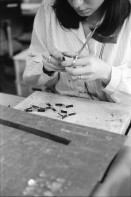 Image of sheet 19960360 photo 26: Frauen Handarbeit  bei Bally
Schuhfabrik Bally in Stabio, Ticino Tessin Schweiz. 20.05.96  1996 Shoes factory south Switzerland business manufactor √ women woman work working 
Out of: Schichtwechsel Jour ouvrable Per chi suona la sirena SMUV UNIA
