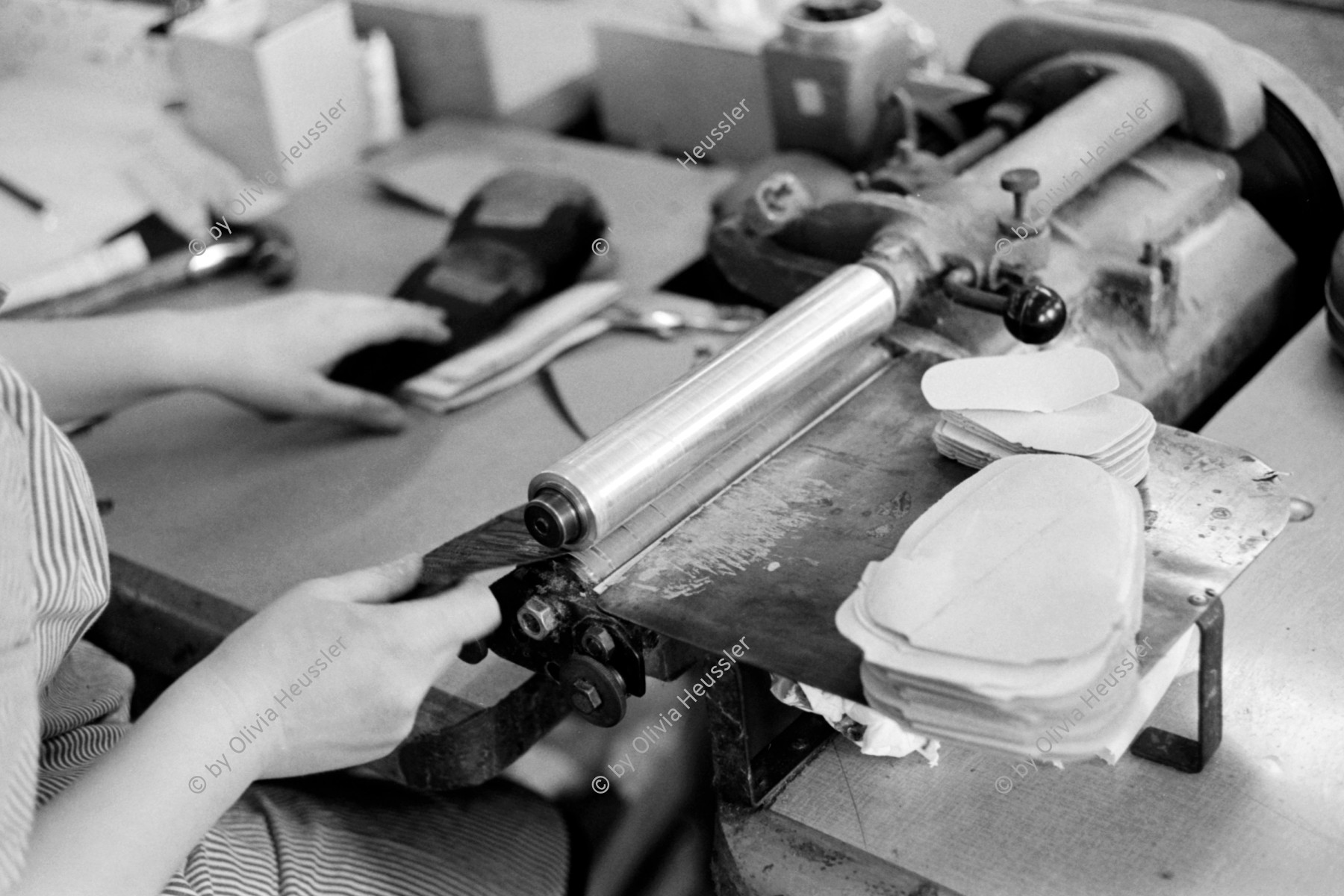 Image of sheet 19960360 photo 27: Frauen Handarbeit  bei Bally
Schuhfabrik Bally in Stabio, Ticino Tessin Schweiz. 20.05.96  1996 Shoes factory south Switzerland business manufactor  women woman work working 
Schuhfabrik Bally Stabio Kanton Tessin Svizzera
Canton Ticino Switzerland 1996 © 1996, Olivia Heussler
woman work shoes shoefabric
AEHMO √