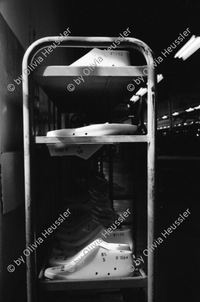 Image of sheet 19960360 photo 36: Frauen Handarbeit  bei Bally
Schuhfabrik Bally in Stabio, Ticino Tessin Schweiz. 20.05.96  1996 Shoes factory south Switzerland business manufactor √ women woman work working 
Out of: Schichtwechsel Jour ouvrable Per chi suona la sirena SMUV UNIA