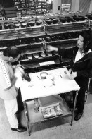Image of sheet 19960370 photo 32: Schuhe leimen am Fliessband. Schuhfabrik Bally in Stabio, Tessin Schweiz. 20.05. 1996 √ women work woman frauen Worker in a shoe factory when polishing shoes
Shoes glue on an assembly line. Bally shoe factory
Switzerland Swiss shoe industry Bally shoes Canton Ticino woman 
for Schichtwechsel, Jour ouvrable S.90