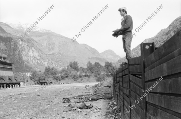 Image of sheet 19960380 photo 36: © 1996, Olivia Heussler / www.clic.li
Büro im ehemalige Monteforno Stahlgiesserei  in Tessin Ticino Bodio leerstehendes Fabrik Gebäude Svizzera Schweiz Switzerland 1996  √

Abbruch und Entsorgung der Metallfabrik Monteforno Stahlwerk der Von Roll
Acciaierie e Laminatoi SA, Metallwerke Monteforno, war ein Stahlwerk mit Sitz in Bodio im Schweizer Kanton Tessin Svizzera Schweiz Switzerland Leventina