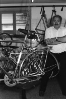 Image of sheet 19960400 photo 23: 18 -36 Transfer Projekt SAH Fahradwerkstatt mit 'ausgedienten' Arbeiter der Monteforno. Von Roll Erprobung eines paralell Tandems. Gotthard  
Kanton Tessin Biasca Bodio 1996
Aus: Schichtwechsel

Abbruch und Entsorgung der Metallfabrik Monteforno Stahlwerk der Von Roll
Acciaierie e Laminatoi SA, Metallwerke Monteforno, war ein Stahlwerk mit Sitz in Bodio im Schweizer Kanton Tessin Svizzera Schweiz Switzerland Leventina
