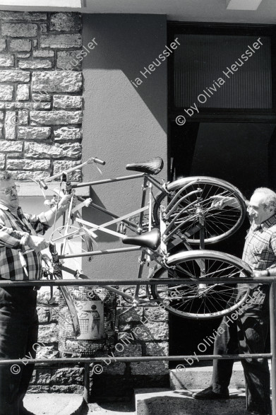 Image of sheet 19960400 photo 30: Die entlassenen Arbeiter des stillgelegten Stahlwerk Monteforno der Von Roll bauen Velokonstruktionen. Bodio, Schweiz 1996 √

Abbruch und Entsorgung der Metallfabrik Monteforno Stahlwerk der Von Roll
Acciaierie e Laminatoi SA, Metallwerke Monteforno, war ein Stahlwerk mit Sitz in Bodio im Schweizer Kanton Tessin Svizzera Schweiz Switzerland Leventina

Out of:
Schichtwechsel, Rotpunktverlag S.162
Jour ouvrable , Edition d'en bas
Per chi suona la sirena, Editione Casagrande
SMUV UNIA