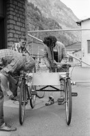 Image of sheet 19960400 photo 32: 18 -36 Transfer Projekt SAH Fahradwerkstatt mit 'ausgedienten' Arbeiter der Monteforno. Von Roll Erprobung eines paralell Tandems. Gotthard  
Kanton Tessin Biasca Bodio 1996
Aus: Schichtwechsel

Abbruch und Entsorgung der Metallfabrik Monteforno Stahlwerk der Von Roll
Acciaierie e Laminatoi SA, Metallwerke Monteforno, war ein Stahlwerk mit Sitz in Bodio im Schweizer Kanton Tessin Svizzera Schweiz Switzerland Leventina