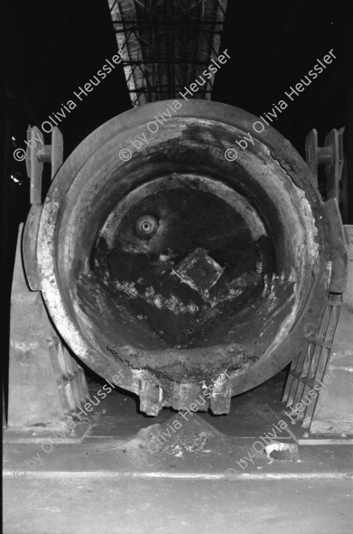 Image of sheet 19960410 photo 17: frtsg. Transfer SAH letzter Eisenrest  30-36 Eisenstahl für Beton

Abbruch und Entsorgung der Metallfabrik Monteforno Stahlwerk der Von Roll
Acciaierie e Laminatoi SA, Metallwerke Monteforno, war ein Stahlwerk mit Sitz in Bodio im Schweizer Kanton Tessin Svizzera Schweiz Switzerland Leventina

Out of:
Schichtwechsel, Rotpunktverlag
Jour ouvrable , Edition d'en bas
Per chi suona la sirena, Editione Casagrande
SMUV UNIA