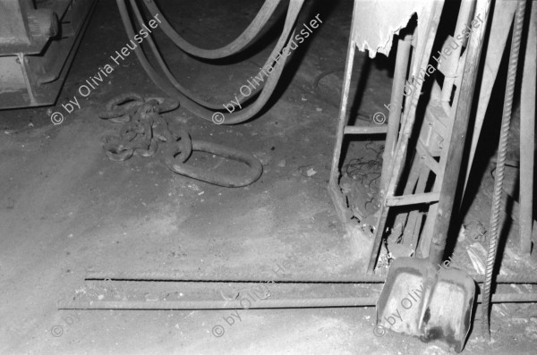 Image of sheet 19960410 photo 22: frtsg. Transfer SAH letzter Eisenrest  30-36 Eisenstahl für Beton

Abbruch und Entsorgung der Metallfabrik Monteforno Stahlwerk der Von Roll
Acciaierie e Laminatoi SA, Metallwerke Monteforno, war ein Stahlwerk mit Sitz in Bodio im Schweizer Kanton Tessin Svizzera Schweiz Switzerland Leventina

Out of:
Schichtwechsel, Rotpunktverlag
Jour ouvrable , Edition d'en bas
Per chi suona la sirena, Editione Casagrande
SMUV UNIA