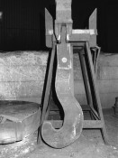 Image of sheet 19960410 photo 26: frtsg. Transfer SAH letzter Eisenrest  30-36 Eisenstahl für Beton

Abbruch und Entsorgung der Metallfabrik Monteforno Stahlwerk der Von Roll
Acciaierie e Laminatoi SA, Metallwerke Monteforno, war ein Stahlwerk mit Sitz in Bodio im Schweizer Kanton Tessin Svizzera Schweiz Switzerland Leventina

Out of:
Schichtwechsel, Rotpunktverlag
Jour ouvrable , Edition d'en bas
Per chi suona la sirena, Editione Casagrande
SMUV UNIA