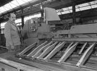 Image of sheet 19960410 photo 35: frtsg. Transfer SAH letzter Eisenrest  30-36 Eisenstahl für Beton

Abbruch und Entsorgung der Metallfabrik Monteforno Stahlwerk der Von Roll
Acciaierie e Laminatoi SA, Metallwerke Monteforno, war ein Stahlwerk mit Sitz in Bodio im Schweizer Kanton Tessin Svizzera Schweiz Switzerland Leventina

Out of:
Schichtwechsel, Rotpunktverlag
Jour ouvrable , Edition d'en bas
Per chi suona la sirena, Editione Casagrande
SMUV UNIA