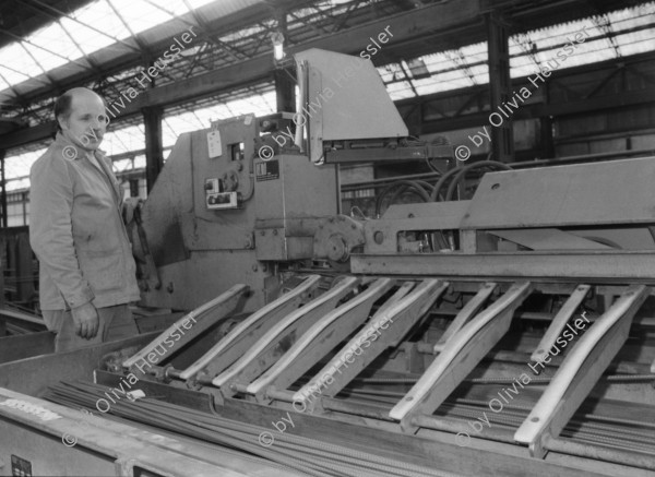 Image of sheet 19960410 photo 35: frtsg. Transfer SAH letzter Eisenrest  30-36 Eisenstahl für Beton

Abbruch und Entsorgung der Metallfabrik Monteforno Stahlwerk der Von Roll
Acciaierie e Laminatoi SA, Metallwerke Monteforno, war ein Stahlwerk mit Sitz in Bodio im Schweizer Kanton Tessin Svizzera Schweiz Switzerland Leventina

Out of:
Schichtwechsel, Rotpunktverlag
Jour ouvrable , Edition d'en bas
Per chi suona la sirena, Editione Casagrande
SMUV UNIA