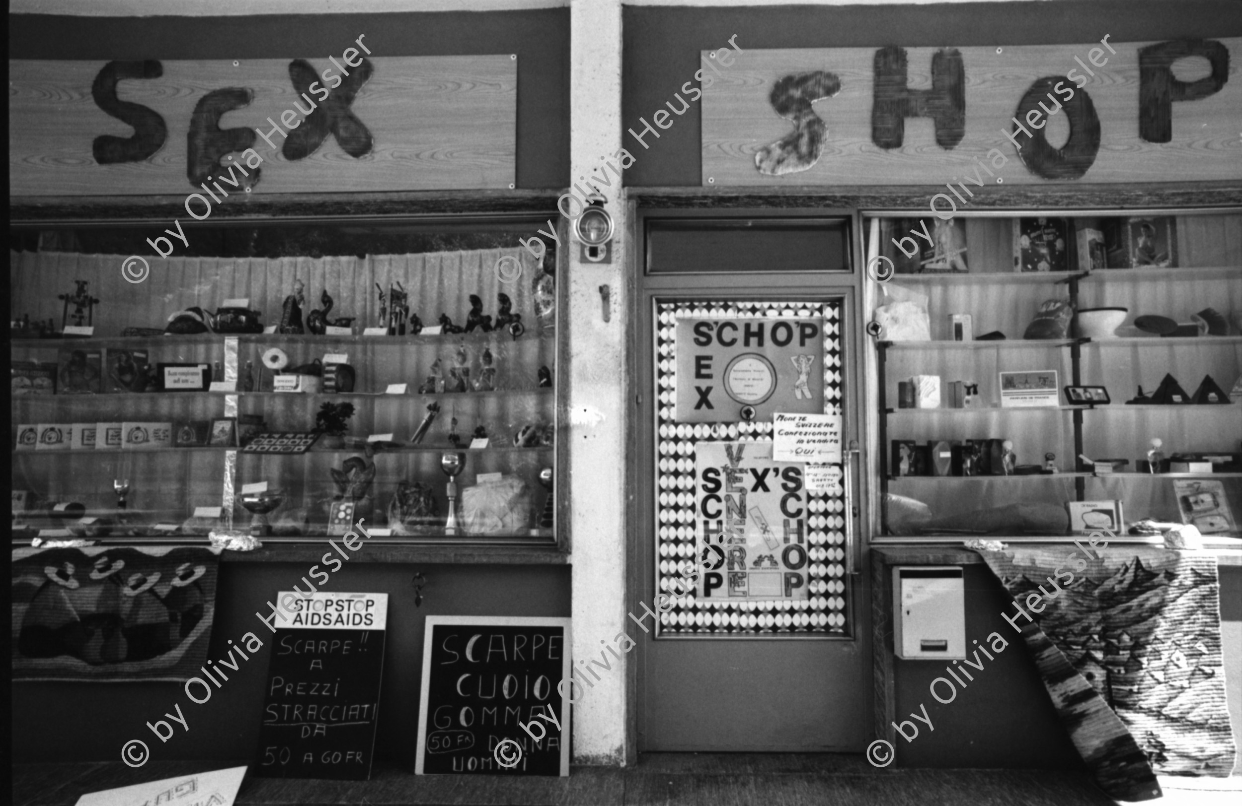 Image of sheet 19960420 photo 24: Fahrradwerstatt Tandem Sexshop in Tankstelle Im stillgelegten Stahlwerk Monteforno der Von Roll in Bodio, Schweiz. 05.96

Out of: 
Schichtwechsel, Rotpunktverlag 
Jour ouvrable , Edition d'en bas
Per chi suona la sirena, Editione Casagrande
SMUV UNIA