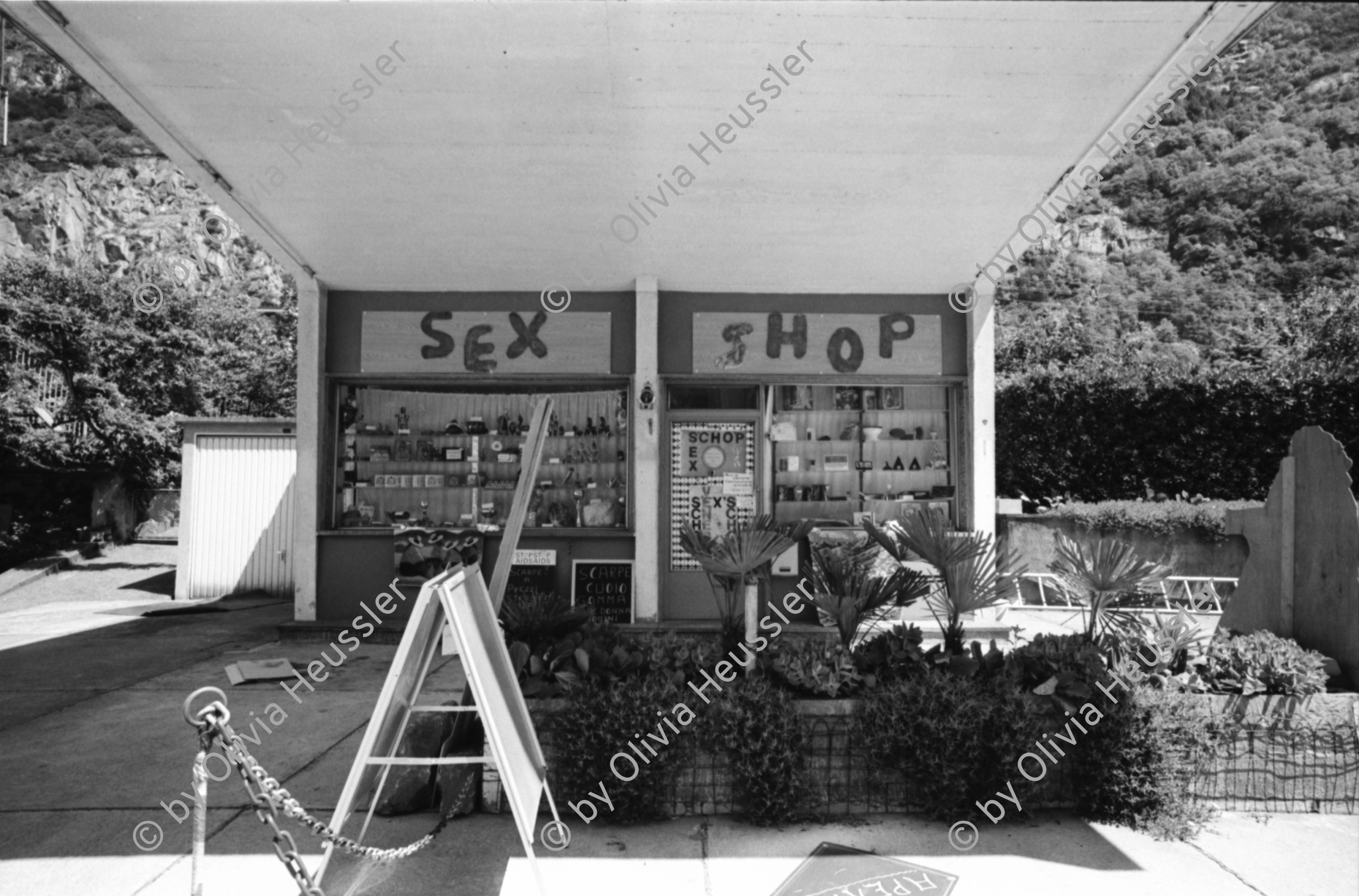 Image of sheet 19960420 photo 25: Fahrradwerstatt Tandem Sexshop in Tankstelle Im stillgelegten Stahlwerk Monteforno der Von Roll in Bodio, Schweiz. 05.96

Out of: 
Schichtwechsel, Rotpunktverlag 
Jour ouvrable , Edition d'en bas
Per chi suona la sirena, Editione Casagrande
SMUV UNIA