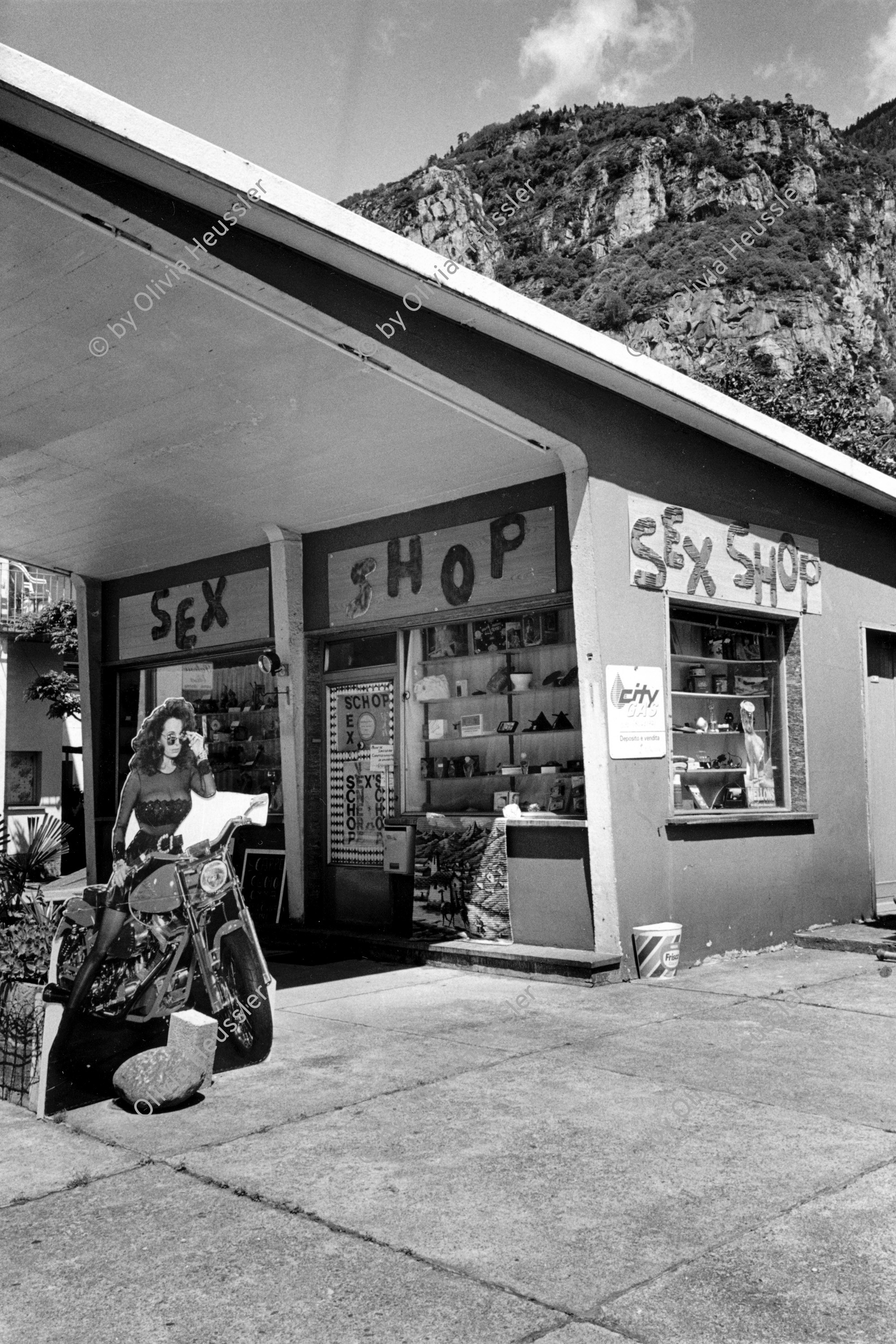 Image of sheet 19960420 photo 26: Ticino Tessin Svizzera Switzerland 

The sex shop 'Venere', in the former car garage, located near the disused steelworks Monteforno
work sex women motorrad doll 
Out of:
Schichtwechsel, Rotpunktverlag S.167
Jour ouvrable , Edition d'en bas
Per chi suona la sirena, Editione Casagrande
SMUV UNIA