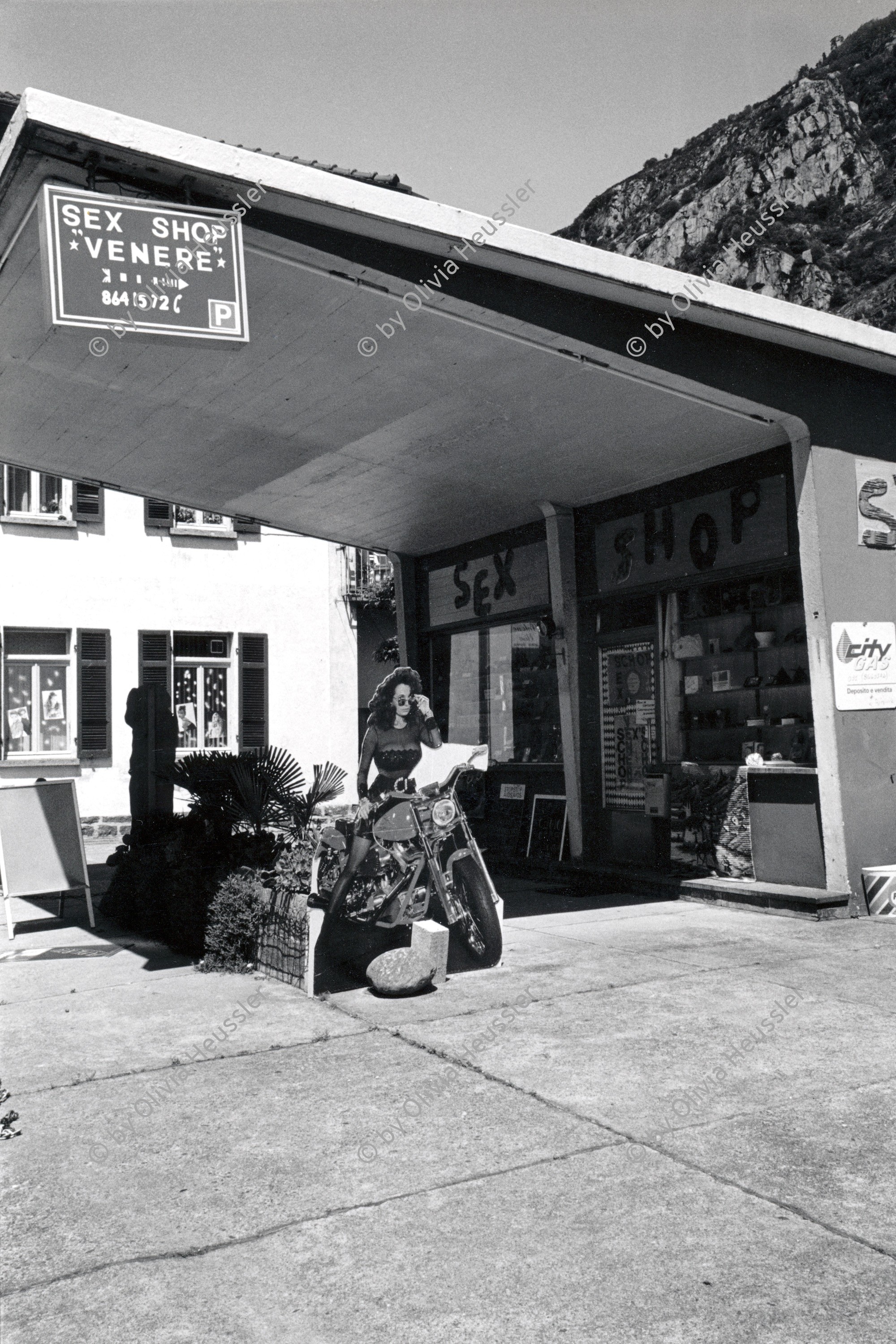 Image of sheet 19960420 photo 28: © 1996, Olivia Heussler / www.clic.li
Der Sexshop 'Venere', in der ehemaligen Autogarage, liegt nahe des stillgelegten Stahlwerk Monteforno in Bodio. Schweiz 1996 √ 
The sex shop 'Venere', in the former car garage, located near the disused steelworks Monteforno
work sex women motorrad doll 
Ticino Tessin Svizzera Switzerland