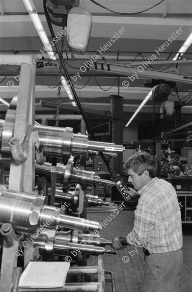 Image of sheet 19960421 photo 13: Roboters in der Montagehalle der ABB Asea Brown Boveri Turbo System Ltd. Baden, Schweiz. 05.96
Roboter arbeiten neben Arbeiter Frau arbeitet mit Hammer an Turbinenschaufeln Mann verdeckt sein Gesicht

Out of:
Schichtwechsel, Rotpunktverlag
Jour ouvrable , Edition d'en bas
Per chi suona la sirena, Editione Casagrande
SMUV UNIA