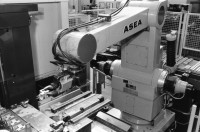 Image of sheet 19960421 photo 3: Roboters in der Montagehalle der ABB Asea Brown Boveri Turbo System Ltd. Baden, Schweiz. 05.96
Roboter arbeiten neben Arbeiter Frau arbeitet mit Hammer an Turbinenschaufeln Mann verdeckt sein Gesicht

Out of:
Schichtwechsel, Rotpunktverlag
Jour ouvrable , Edition d'en bas
Per chi suona la sirena, Editione Casagrande
SMUV UNIA