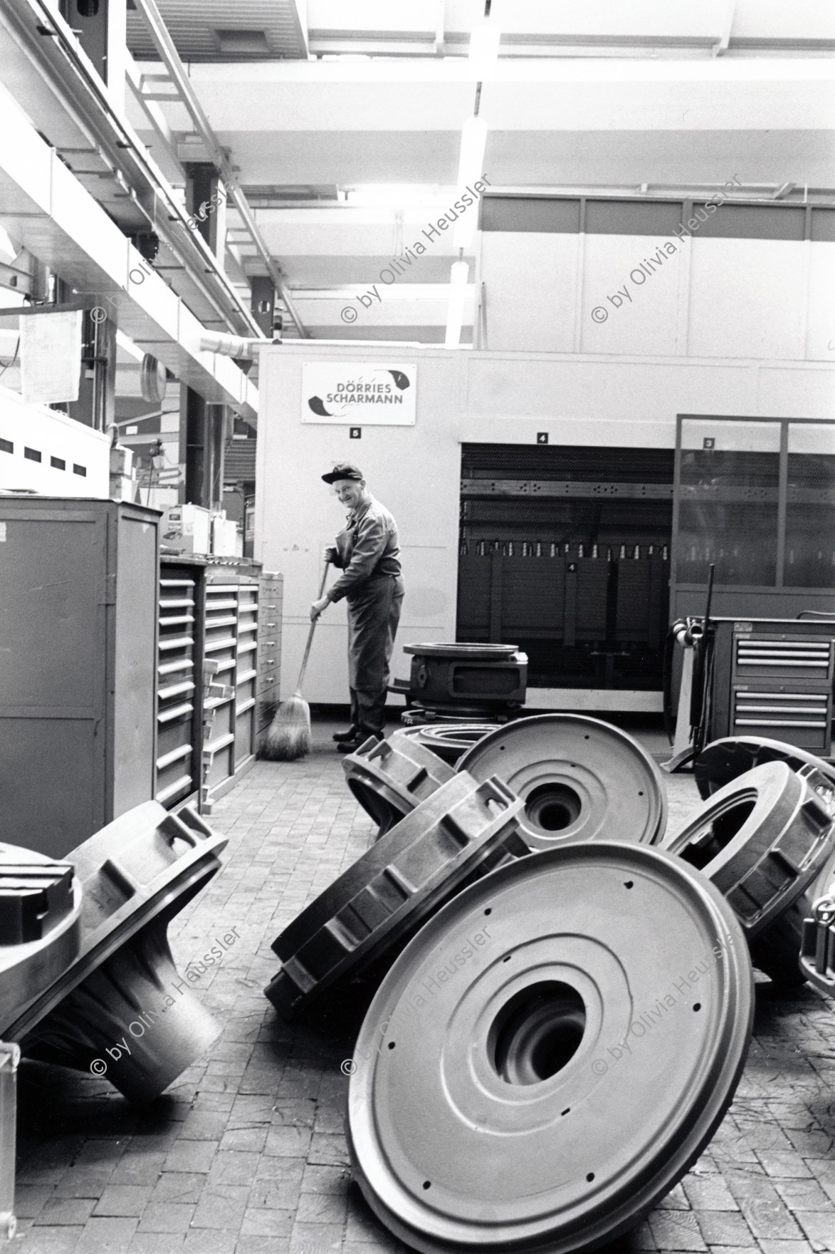 Image of sheet 19960430 photo 10: Arbeiter in der Montagehalle der ABB Turbo Systems Ltd. in Baden, Schweiz 1996 √ Man at work, worker in the assembly hall of ABB Turbo Systems Ltd. Baden Canton Aargau Switzerland 
Work industry 
1891 ist ein denkwürdiges Jahr. Charles E. Brown und Walter Boveri gründen die Brown, Boveri & Cie. in Baden. Es beginnt eine eindrückliche Erfolgsgeschichte, die nachhaltige Spuren in der Schweizer Wirtschaft hinterlässt. Das elektrotechnische Unternehmen vollbringt eine Pionierleistung nach der anderen, erschliesst sich neue Märkte und wächst in einem Tempo, dass einem der Atem stockt
Schichtwechsel