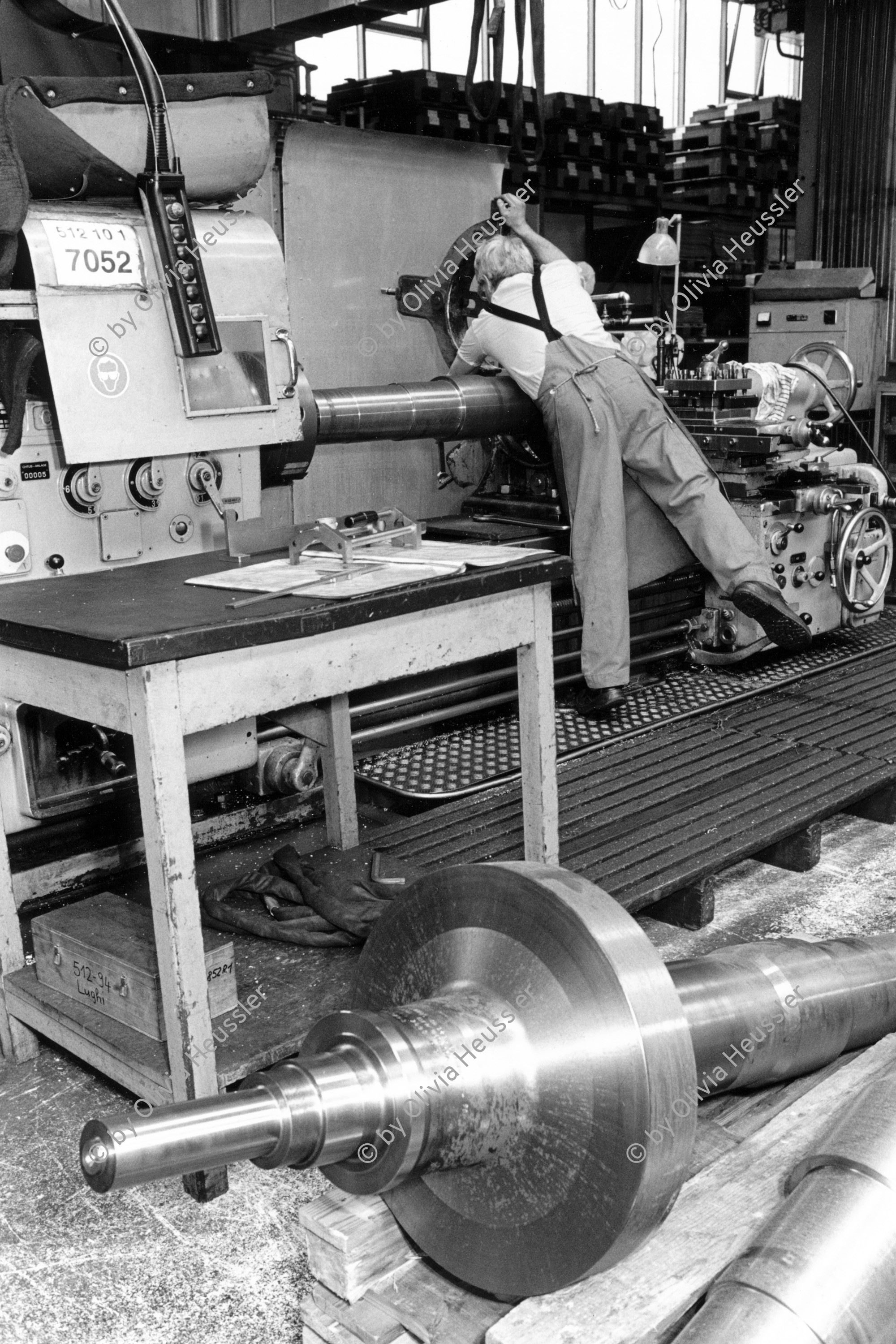 Image of sheet 19960430 photo 14: Arbeiter in der Montagehalle der ABB Turbo Systems Ltd. in Baden, Schweiz. 05. 1996 √


The company in its current form was created in 1988, but its history spans over 120 years.  ABB’s success has been driven particularly by a strong focus on research and development.  The company maintains seven corporate research centers around the world and has continued to invest in R&D through all market conditions.

Out of:
Per chi suona la sirena;  una giornata di lavoro in Svizzera EDIZIONI CASAGRANDE

Jour ouvrable: Une journée dans le monde du travail en Suisse EDITIONS D’EN BAS

Schichtwechsel: Ein Tag in der Arbeitswelt der Schweiz
ROTPUNKTVERLAG S.171