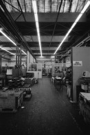 Image of sheet 19960440 photo 14: Mann mit Dächlikappe Basketmütze und Schürze Sicherheits Arbeits Schuhe SUVA Alte grösste Halle der Schweiz im Abbruch von Innen ABB Kraftwerke AG Gebäude Hauptsitz Ersatzteil Lager Turbo System Peter Meier am Arbeitsplatz Kanton Aargau Baden Aus: Schichtwechsel 1996

1891 ist ein denkwürdiges Jahr. Charles E. Brown und Walter Boveri gründen die Brown, Boveri & Cie. in Baden. Es beginnt eine eindrückliche Erfolgsgeschichte, die nachhaltige Spuren in der Schweizer Wirtschaft hinterlässt. Das elektrotechnische Unternehmen vollbringt eine Pionierleistung nach der anderen, erschliesst sich neue Märkte und wächst in einem Tempo, dass einem der Atem stockt