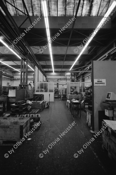 Image of sheet 19960440 photo 14: Mann mit Dächlikappe Basketmütze und Schürze Sicherheits Arbeits Schuhe SUVA Alte grösste Halle der Schweiz im Abbruch von Innen ABB Kraftwerke AG Gebäude Hauptsitz Ersatzteil Lager Turbo System Peter Meier am Arbeitsplatz Kanton Aargau Baden Aus: Schichtwechsel 1996

1891 ist ein denkwürdiges Jahr. Charles E. Brown und Walter Boveri gründen die Brown, Boveri & Cie. in Baden. Es beginnt eine eindrückliche Erfolgsgeschichte, die nachhaltige Spuren in der Schweizer Wirtschaft hinterlässt. Das elektrotechnische Unternehmen vollbringt eine Pionierleistung nach der anderen, erschliesst sich neue Märkte und wächst in einem Tempo, dass einem der Atem stockt