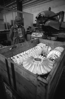 Image of sheet 19960440 photo 15: Mann mit Dächlikappe Basketmütze und Schürze Sicherheits Arbeits Schuhe SUVA Alte grösste Halle der Schweiz im Abbruch von Innen ABB Kraftwerke AG Gebäude Hauptsitz Ersatzteil Lager Turbo System Peter Meier am Arbeitsplatz Kanton Aargau Baden Aus: Schichtwechsel 1996

1891 ist ein denkwürdiges Jahr. Charles E. Brown und Walter Boveri gründen die Brown, Boveri & Cie. in Baden. Es beginnt eine eindrückliche Erfolgsgeschichte, die nachhaltige Spuren in der Schweizer Wirtschaft hinterlässt. Das elektrotechnische Unternehmen vollbringt eine Pionierleistung nach der anderen, erschliesst sich neue Märkte und wächst in einem Tempo, dass einem der Atem stockt