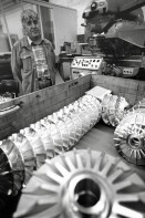 Image of sheet 19960440 photo 16: Arbeiter in der Montagehalle der ABB Turbo Systems Ltd. in Baden, Schweiz 1996.


1891 ist ein denkwürdiges Jahr. Charles E. Brown und Walter Boveri gründen die Brown, Boveri & Cie. in Baden. Es beginnt eine eindrückliche Erfolgsgeschichte, die nachhaltige Spuren in der Schweizer Wirtschaft hinterlässt. Das elektrotechnische Unternehmen vollbringt eine Pionierleistung nach der anderen