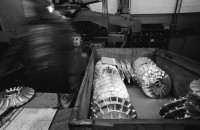 Image of sheet 19960440 photo 19: Mann mit Dächlikappe Basketmütze und Schürze Sicherheits Arbeits Schuhe SUVA Alte grösste Halle der Schweiz im Abbruch von Innen ABB Kraftwerke AG Gebäude Hauptsitz Ersatzteil Lager Turbo System Peter Meier am Arbeitsplatz Kanton Aargau Baden Aus: Schichtwechsel 1996

1891 ist ein denkwürdiges Jahr. Charles E. Brown und Walter Boveri gründen die Brown, Boveri & Cie. in Baden. Es beginnt eine eindrückliche Erfolgsgeschichte, die nachhaltige Spuren in der Schweizer Wirtschaft hinterlässt. Das elektrotechnische Unternehmen vollbringt eine Pionierleistung nach der anderen, erschliesst sich neue Märkte und wächst in einem Tempo, dass einem der Atem stockt