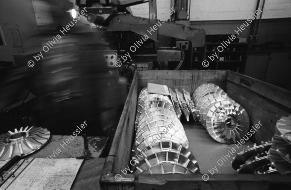 Image of sheet 19960440 photo 19: Mann mit Dächlikappe Basketmütze und Schürze Sicherheits Arbeits Schuhe SUVA Alte grösste Halle der Schweiz im Abbruch von Innen ABB Kraftwerke AG Gebäude Hauptsitz Ersatzteil Lager Turbo System Peter Meier am Arbeitsplatz Kanton Aargau Baden Aus: Schichtwechsel 1996

1891 ist ein denkwürdiges Jahr. Charles E. Brown und Walter Boveri gründen die Brown, Boveri & Cie. in Baden. Es beginnt eine eindrückliche Erfolgsgeschichte, die nachhaltige Spuren in der Schweizer Wirtschaft hinterlässt. Das elektrotechnische Unternehmen vollbringt eine Pionierleistung nach der anderen, erschliesst sich neue Märkte und wächst in einem Tempo, dass einem der Atem stockt