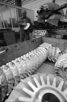 Image of sheet 19960440 photo 23: Mann mit Dächlikappe Basketmütze und Schürze Sicherheits Arbeits Schuhe SUVA Alte grösste Halle der Schweiz im Abbruch von Innen ABB Kraftwerke AG Gebäude Hauptsitz Ersatzteil Lager Turbo System Peter Meier am Arbeitsplatz Kanton Aargau Baden Aus: Schichtwechsel 1996

1891 ist ein denkwürdiges Jahr. Charles E. Brown und Walter Boveri gründen die Brown, Boveri & Cie. in Baden. Es beginnt eine eindrückliche Erfolgsgeschichte, die nachhaltige Spuren in der Schweizer Wirtschaft hinterlässt. Das elektrotechnische Unternehmen vollbringt eine Pionierleistung nach der anderen, erschliesst sich neue Märkte und wächst in einem Tempo, dass einem der Atem stockt