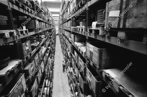 Image of sheet 19960440 photo 33: Mann mit Dächlikappe Basketmütze und Schürze Sicherheits Arbeits Schuhe SUVA Alte grösste Halle der Schweiz im Abbruch von Innen ABB Kraftwerke AG Gebäude Hauptsitz Ersatzteil Lager Turbo System Peter Meier am Arbeitsplatz Kanton Aargau Baden Aus: Schichtwechsel 1996

1891 ist ein denkwürdiges Jahr. Charles E. Brown und Walter Boveri gründen die Brown, Boveri & Cie. in Baden. Es beginnt eine eindrückliche Erfolgsgeschichte, die nachhaltige Spuren in der Schweizer Wirtschaft hinterlässt. Das elektrotechnische Unternehmen vollbringt eine Pionierleistung nach der anderen, erschliesst sich neue Märkte und wächst in einem Tempo, dass einem der Atem stockt