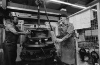 Image of sheet 19960440 photo 4: Mann mit Dächlikappe Basketmütze und Schürze Sicherheits Arbeits Schuhe SUVA Alte grösste Halle der Schweiz im Abbruch von Innen ABB Kraftwerke AG Gebäude Hauptsitz Ersatzteil Lager Turbo System Peter Meier am Arbeitsplatz Kanton Aargau Baden Aus: Schichtwechsel 1996

1891 ist ein denkwürdiges Jahr. Charles E. Brown und Walter Boveri gründen die Brown, Boveri & Cie. in Baden. Es beginnt eine eindrückliche Erfolgsgeschichte, die nachhaltige Spuren in der Schweizer Wirtschaft hinterlässt. Das elektrotechnische Unternehmen vollbringt eine Pionierleistung nach der anderen, erschliesst sich neue Märkte und wächst in einem Tempo, dass einem der Atem stockt