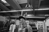 Image of sheet 19960440 photo 7: Mann mit Dächlikappe Basketmütze und Schürze Sicherheits Arbeits Schuhe SUVA Alte grösste Halle der Schweiz im Abbruch von Innen ABB Kraftwerke AG Gebäude Hauptsitz Ersatzteil Lager Turbo System Peter Meier am Arbeitsplatz Kanton Aargau Baden Aus: Schichtwechsel 1996

1891 ist ein denkwürdiges Jahr. Charles E. Brown und Walter Boveri gründen die Brown, Boveri & Cie. in Baden. Es beginnt eine eindrückliche Erfolgsgeschichte, die nachhaltige Spuren in der Schweizer Wirtschaft hinterlässt. Das elektrotechnische Unternehmen vollbringt eine Pionierleistung nach der anderen, erschliesst sich neue Märkte und wächst in einem Tempo, dass einem der Atem stockt