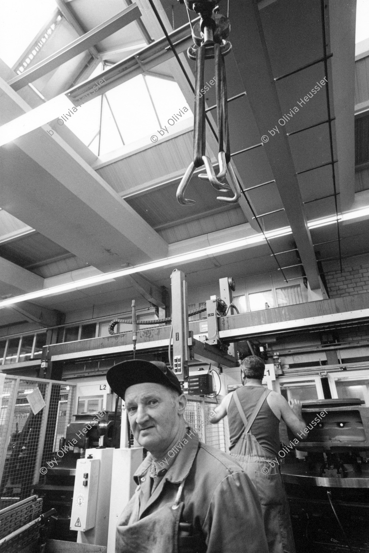 Image of sheet 19960440 photo 9: © 1996, Olivia Heussler / www.clic.liArbeiter in der Montagehalle der ABB Turbo Systems Ltd. in Baden, Schweiz 1996 
√
Man at work, worker in the assembly hall of ABB Turbo Systems Ltd. Baden Canton Aargau Switzerland 

1891 ist ein denkwürdiges Jahr. Charles E. Brown und Walter Boveri gründen die Brown, Boveri & Cie. in Baden. Es beginnt eine eindrückliche Erfolgsgeschichte, die nachhaltige Spuren in der Schweizer Wirtschaft hinterlässt. Das elektrotechnische Unternehmen vollbringt eine Pionierleistung nach der anderen, erschliesst sich neue Märkte und wächst in einem Tempo, dass einem der Atem stockt