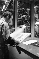 Image of sheet 19960460 photo 28: © 1996, Olivia Heussler / www.clic.li
Hier ist das Problem, wo ist die Lösung. 70'000 Exemplare in 2 1/2 Stunden, wenn alles gut geht. Arbeiter Drucker Buchdrucker 
Der Bund Druckereizentrum Bümpliz, Bern 1996 √ paper newspaper printing media print work