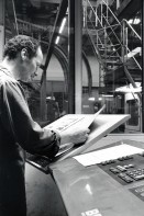 Image of sheet 19960460 photo 29: © 1996, Olivia Heussler / www.clic.li
70'000 Exemplare in 2 1/2 Stunden, wenn alles gut geht.  Der Bund Druckereizentrum Bümpliz, Bern. 05.96 1996
'Neue Farbe für die Druckmaschine. 'Der Bund' Druckereizentrum Bümpliz, Bern. 05.96 1996 √
paper newspaper printing media print work Media center Bümpliz Canton Bern Switzerland 1996